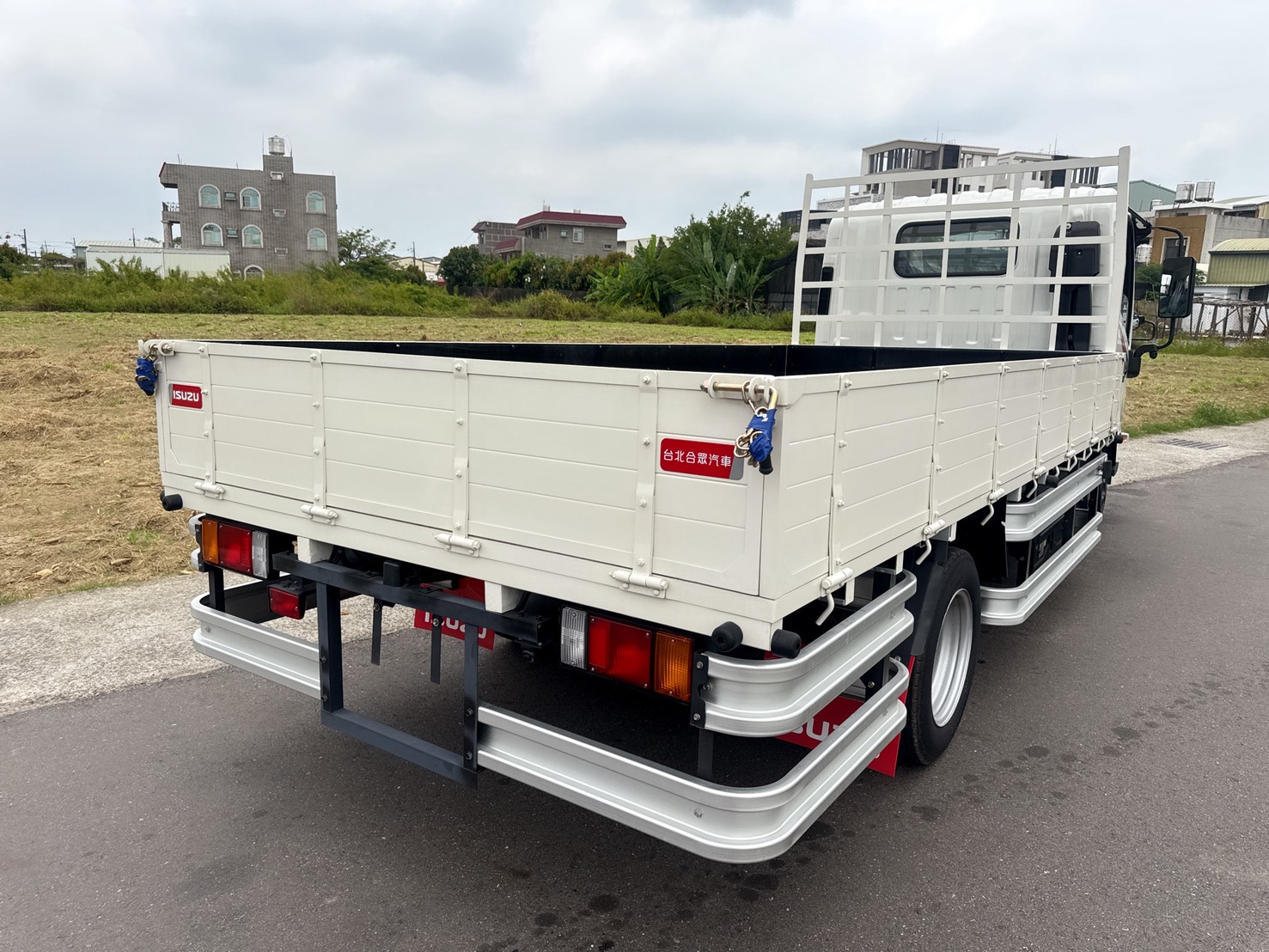 2024年 ISUZU NLR 超長軸13.8呎  日本原裝進口~高頂車室豪華座艙  唯一雙鏡頭ADAS立體影像監測系統  總重正5噸~全新車~四鏡頭視野輔助  第4張相片