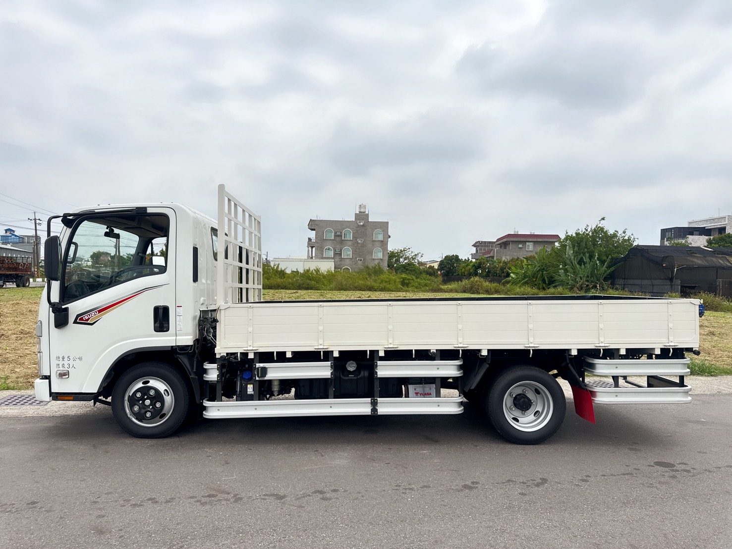 2024年 ISUZU NLR 超長軸13.8呎  日本原裝進口~高頂車室豪華座艙  唯一雙鏡頭ADAS立體影像監測系統  總重正5噸~全新車~四鏡頭視野輔助  第5張相片