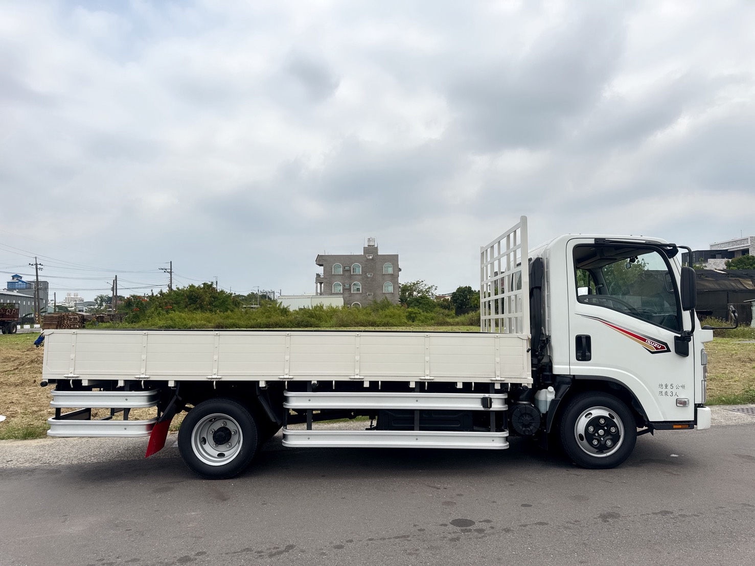 2024年 ISUZU NLR 超長軸13.8呎  日本原裝進口~高頂車室豪華座艙  唯一雙鏡頭ADAS立體影像監測系統  總重正5噸~全新車~四鏡頭視野輔助  第6張相片