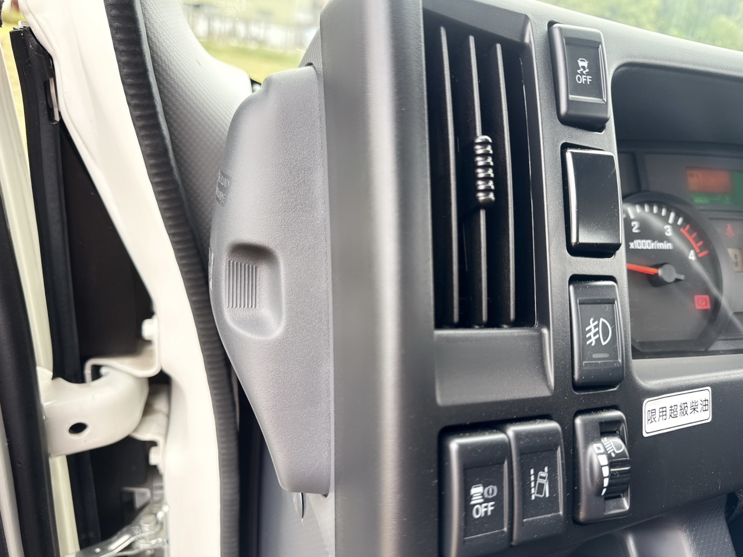 2024年 ISUZU NLR 超長軸13.8呎  日本原裝進口~高頂車室豪華座艙  唯一雙鏡頭ADAS立體影像監測系統  總重正5噸~全新車~四鏡頭視野輔助  第7張相片