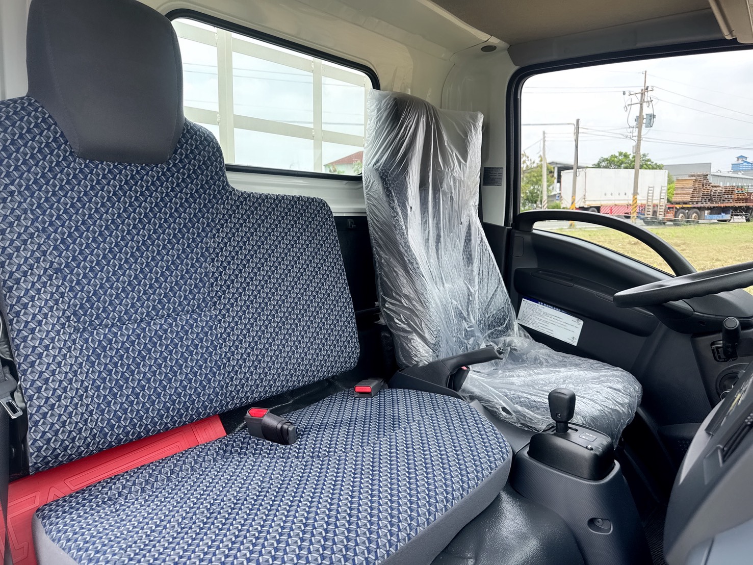 2024年 ISUZU NLR 超長軸13.8呎  日本原裝進口~高頂車室豪華座艙  唯一雙鏡頭ADAS立體影像監測系統  總重正5噸~全新車~四鏡頭視野輔助  第15張相片