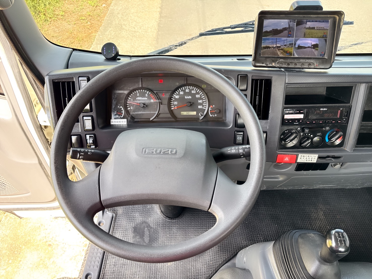 020年 ISUZU NLR 手排 11.5呎  環景四錄鏡頭+加裝車底花錏版  總重正5噸+妥善率高+免加尿素  日本原裝進口 物流運輸載貨首選  第8張相片