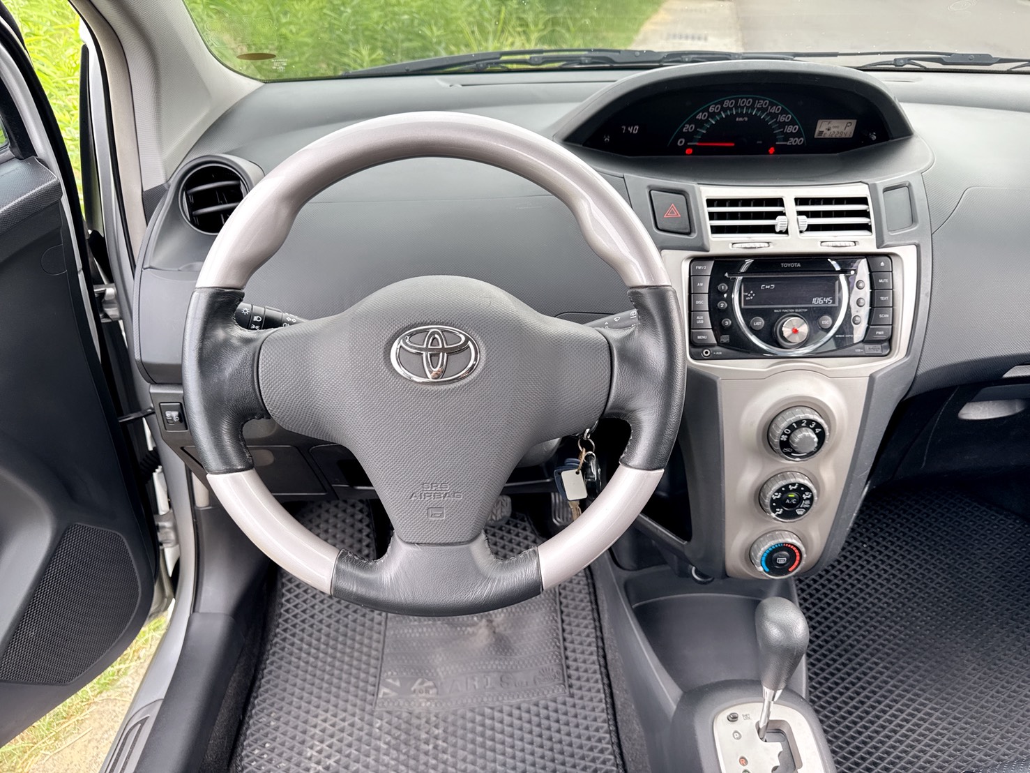 2012年 豐田 Yaris E Leather版  都市穿梭好方便~空間靈活便利  超低里程~年均里程約8800公里  好保養~省油省稅~代步通勤首選  第8張相片