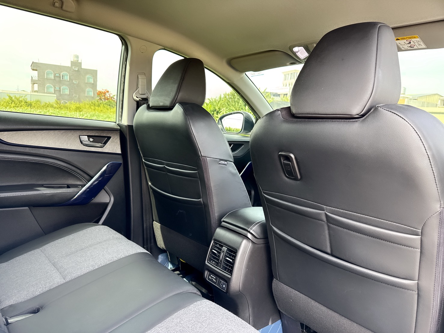 2023年 Luxgen URX Neo  7人樂活版~原廠保養+一手車  低里程+搭載專利多功能斜坡板  輪椅固定機構(底板上扣環固定)  打造舒適與科技兼備的智能座艙  第15張相片