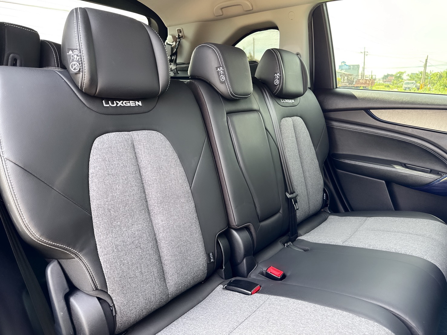 2023年 Luxgen URX Neo  7人樂活版~原廠保養+一手車  低里程+搭載專利多功能斜坡板  輪椅固定機構(底板上扣環固定)  打造舒適與科技兼備的智能座艙  第16張相片