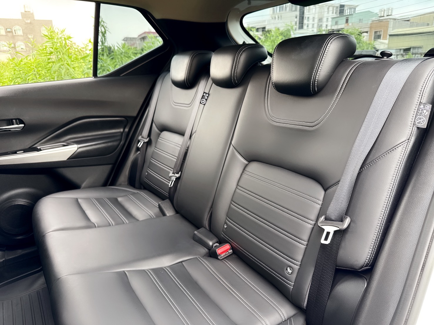 2020年 NISSAN KICKS 智行旗艦版  都市小休旅~靈活操控性~省油省稅  智行科技擁有完整頂級行車安全配備  年輕動感流線外觀+質感細膩內在美學  第13張相片
