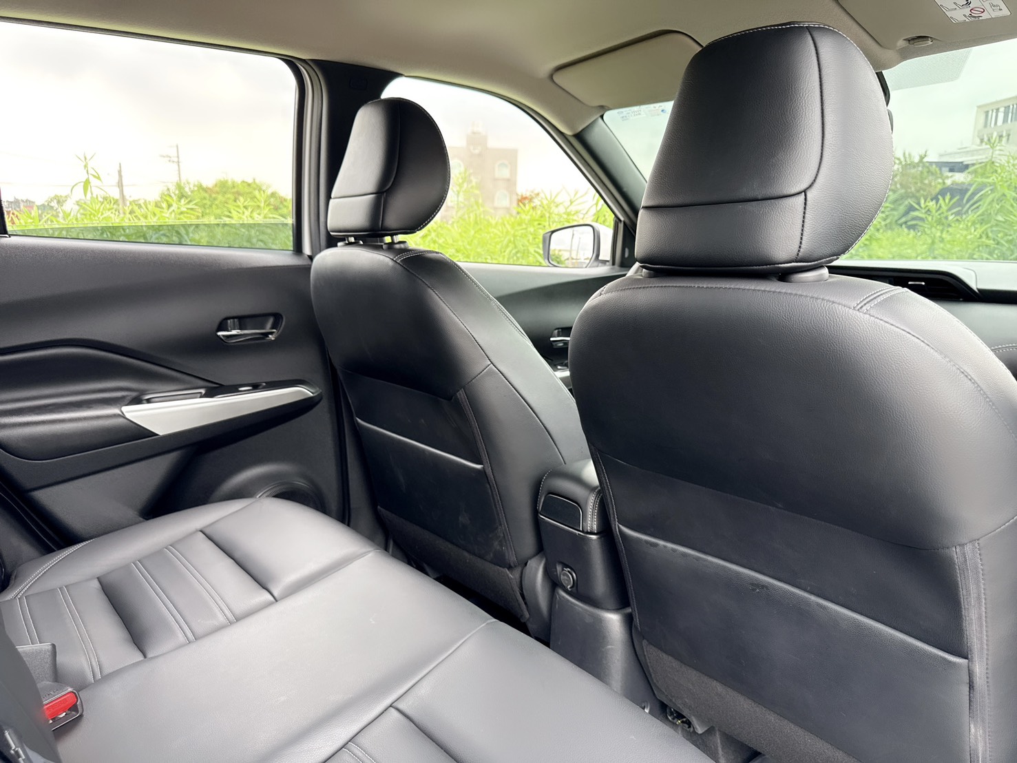 2020年 NISSAN KICKS 智行旗艦版  都市小休旅~靈活操控性~省油省稅  智行科技擁有完整頂級行車安全配備  年輕動感流線外觀+質感細膩內在美學  第16張相片