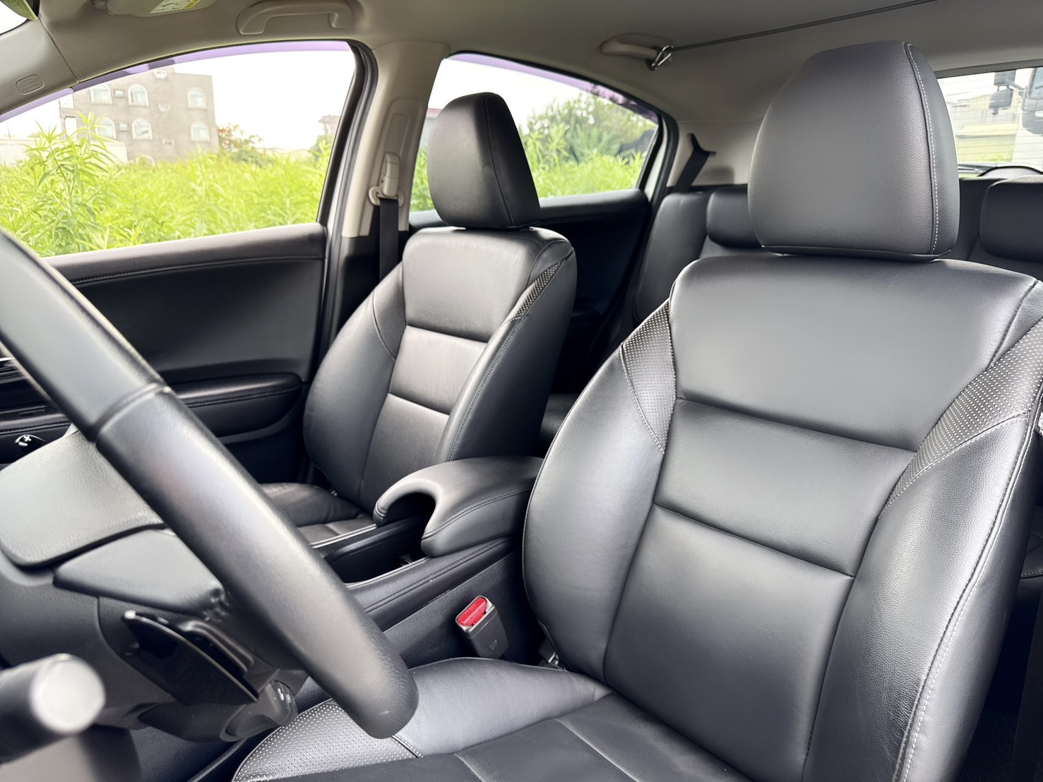 2018年 HONDA HR-V 頂規S版  LED頭燈+雙色鋁圈~內外車況佳  配備齊全~里程保證~運動化外型  熱銷跨界CUV掀背休旅車優質首選  第11張相片