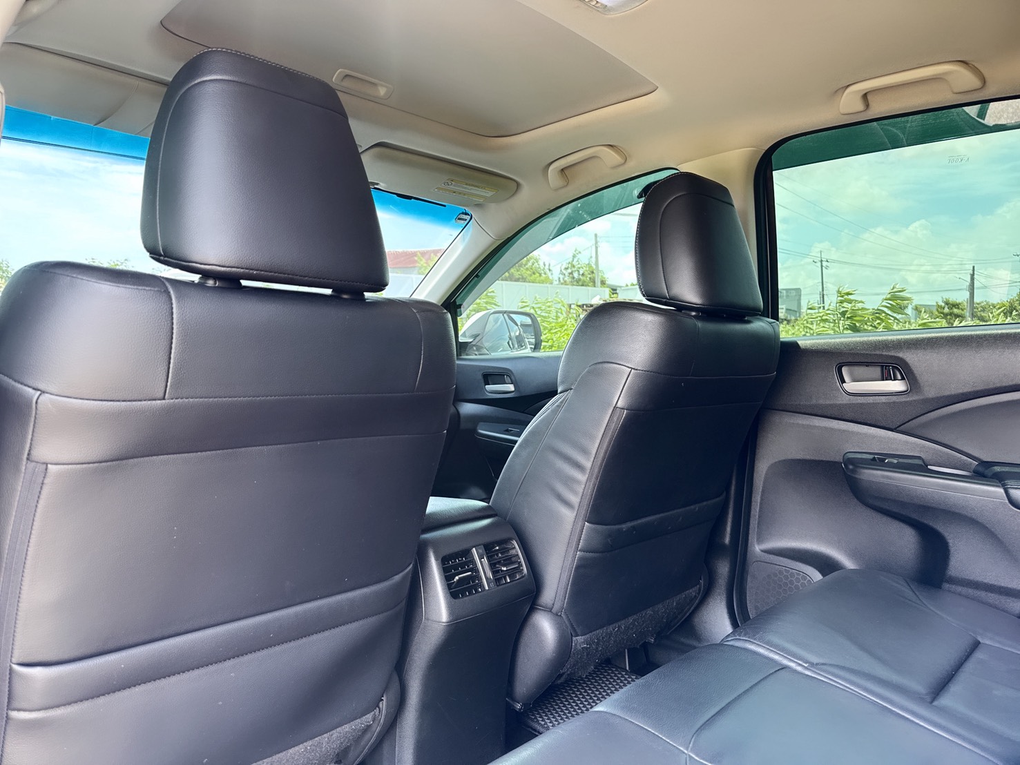 2015年 HONDA CR-V VTI-S版  原版件+360環景系統+數位電視  車室空間大+配備齊全+妥善率高  車況極佳~最熱銷SUV運動休旅車  第12張相片