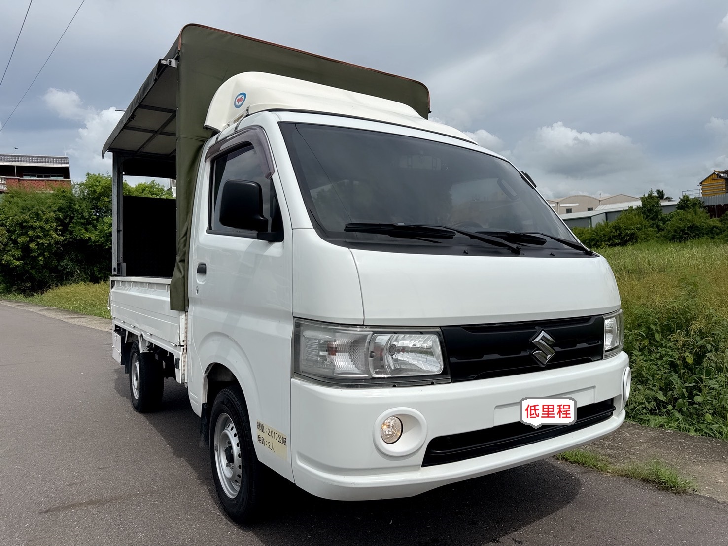 2020年 SUZUKI CARRY 1.5L 貨車  加高三面掀帆布+120cm升降尾門  同級貨車最小迴轉半徑~靈活操控  耐載~耐用~耐操~貨斗載貨空間大  第2張相片