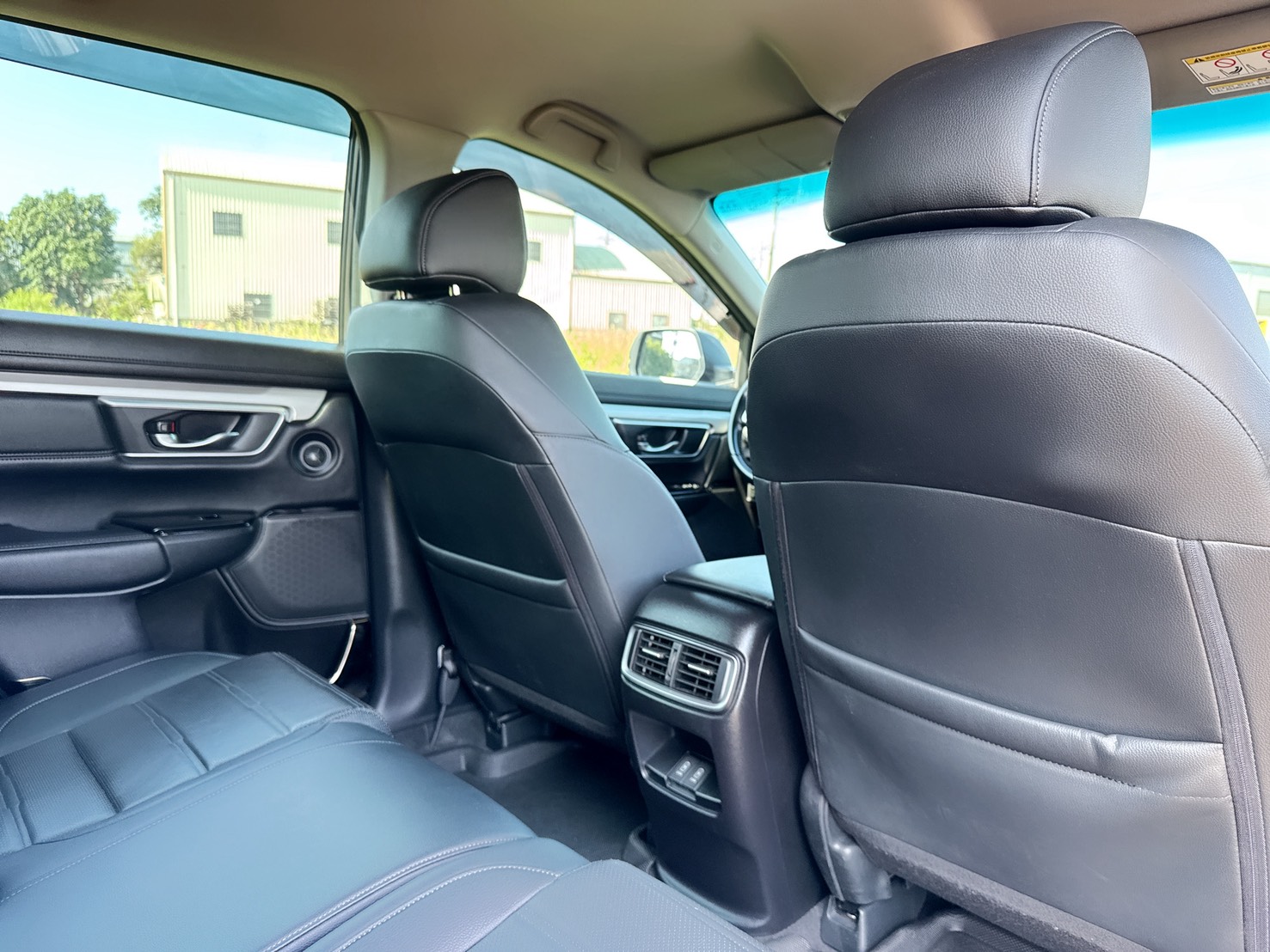 2019年 HONDA CR-V VTI-S版  搭載1.5L VTEC Turbo~省稅省油  高達23項的主被動安全輔助科技  全新風貌所勾勒的前衛流線身影  第17張相片