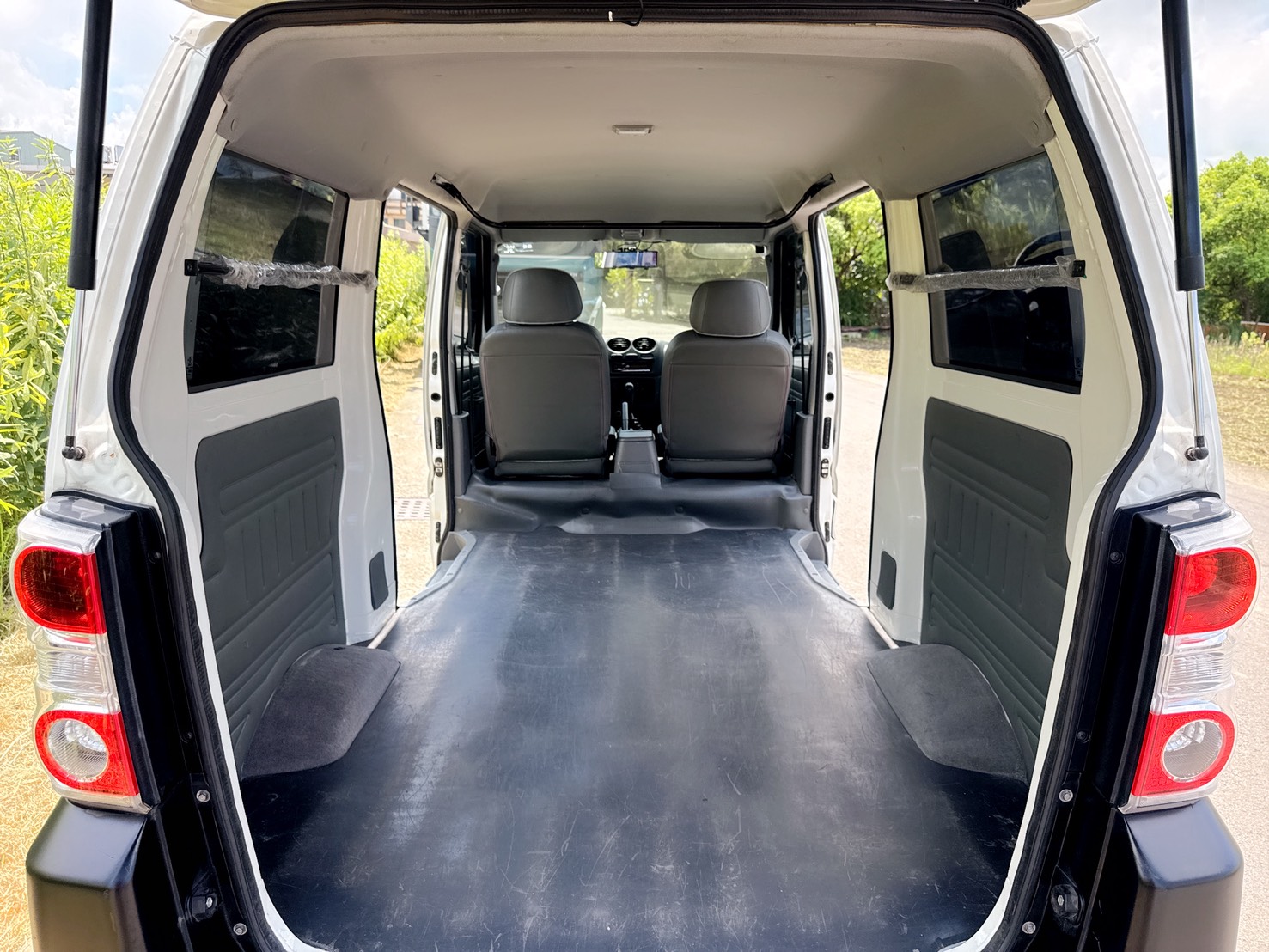 2017年 中華 菱利廂型車 1.3L   二人座廂式車型~貨車級稅金  低里程+多功能後廂超大空間  省油省稅金~多用途廂車首選  第13張相片