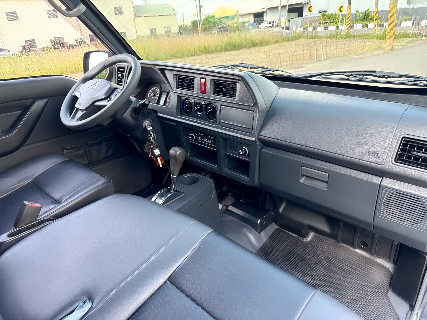 2023年 三菱 得利卡貨車 自排  原廠保養+雙安全氣囊+車底版  框式木床+五面掀帆布+順風版  3尺半升降尾門+原廠行車紀錄器  第14張相片