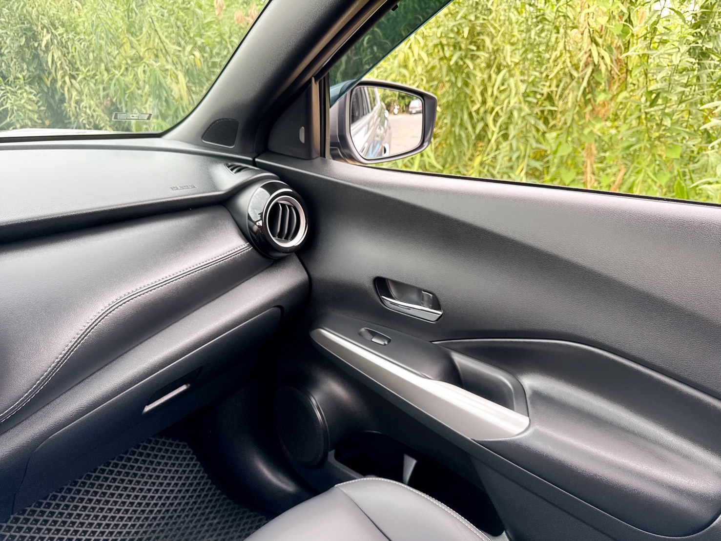 2020年 NISSAN KICKS 智行旗艦版  原廠保養+一手車+低里程+省油省稅  智行科技擁有完整頂級行車安全配備  年輕動感流線外觀+質感細膩內在美學  第9張相片