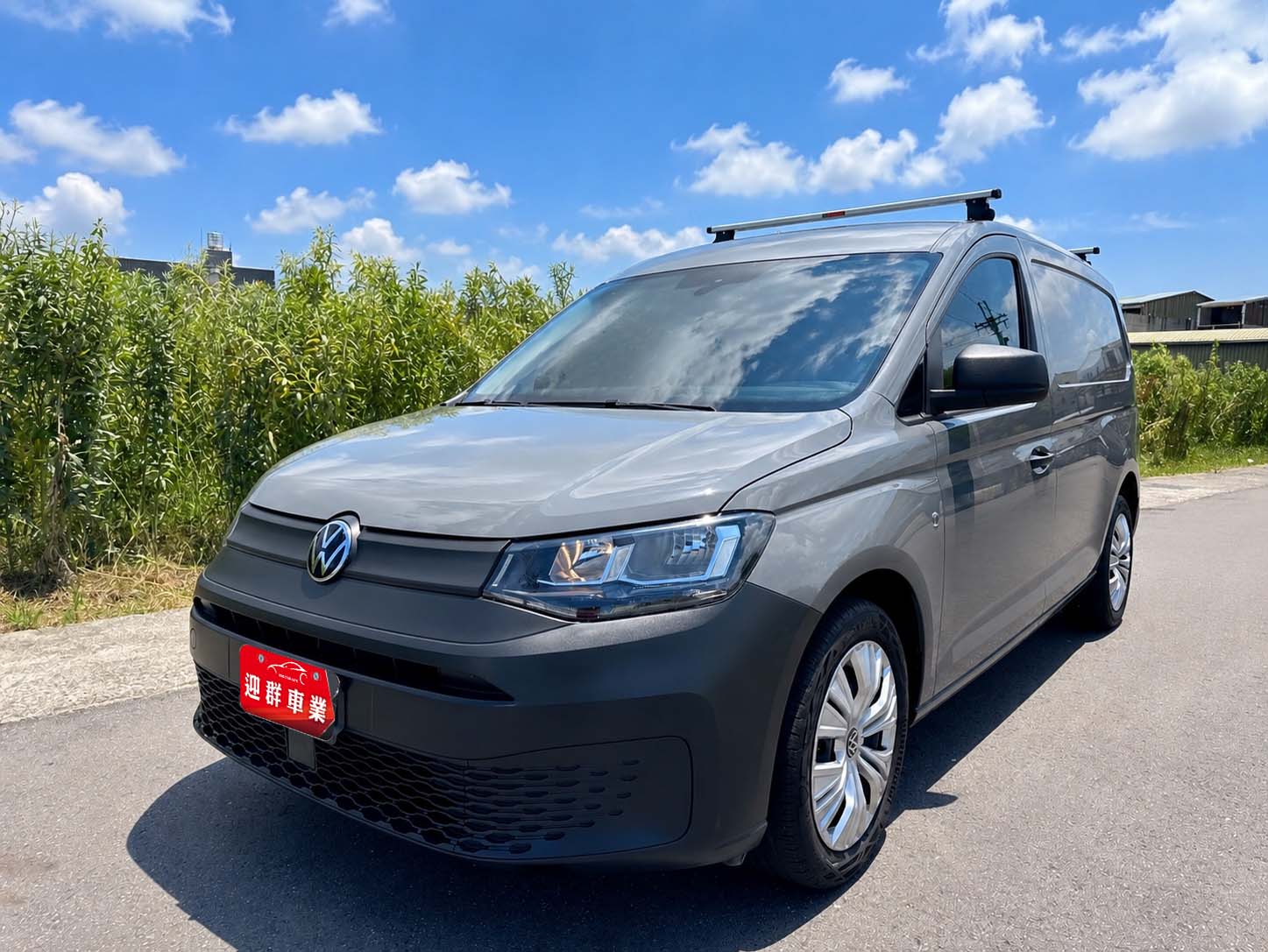 2022年 Volkswagen Caddy Cargo  特制快拆式第三人座椅+超低里程  全程原廠保養~對開式尾門超便利  手排長軸車型~原廠保固中+一手車  最高載重為806kg+設置貨艙固定扣環  第1張相片