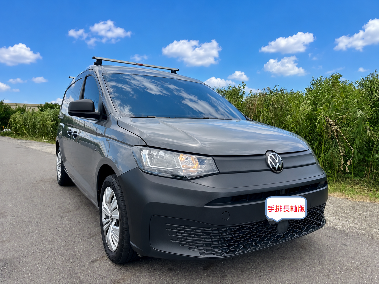 2022年 Volkswagen Caddy Cargo  特制快拆式第三人座椅+超低里程  全程原廠保養~對開式尾門超便利  手排長軸車型~原廠保固中+一手車  最高載重為806kg+設置貨艙固定扣環  第2張相片
