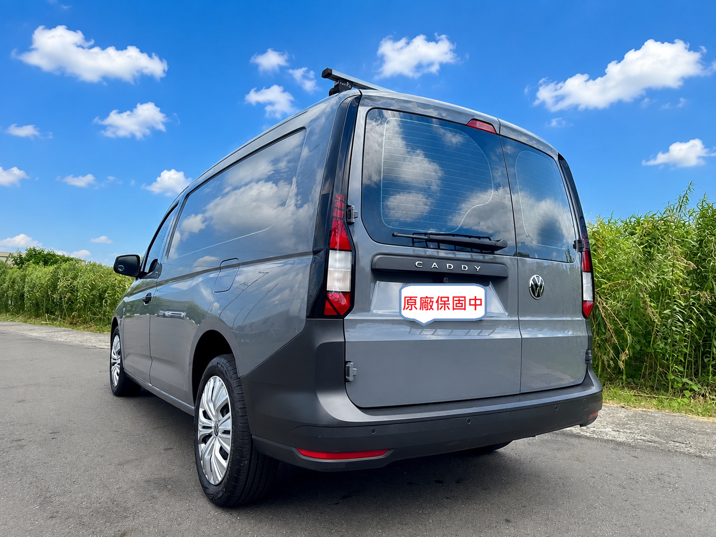 2022年 Volkswagen Caddy Cargo  特制快拆式第三人座椅+超低里程  全程原廠保養~對開式尾門超便利  手排長軸車型~原廠保固中+一手車  最高載重為806kg+設置貨艙固定扣環  第3張相片