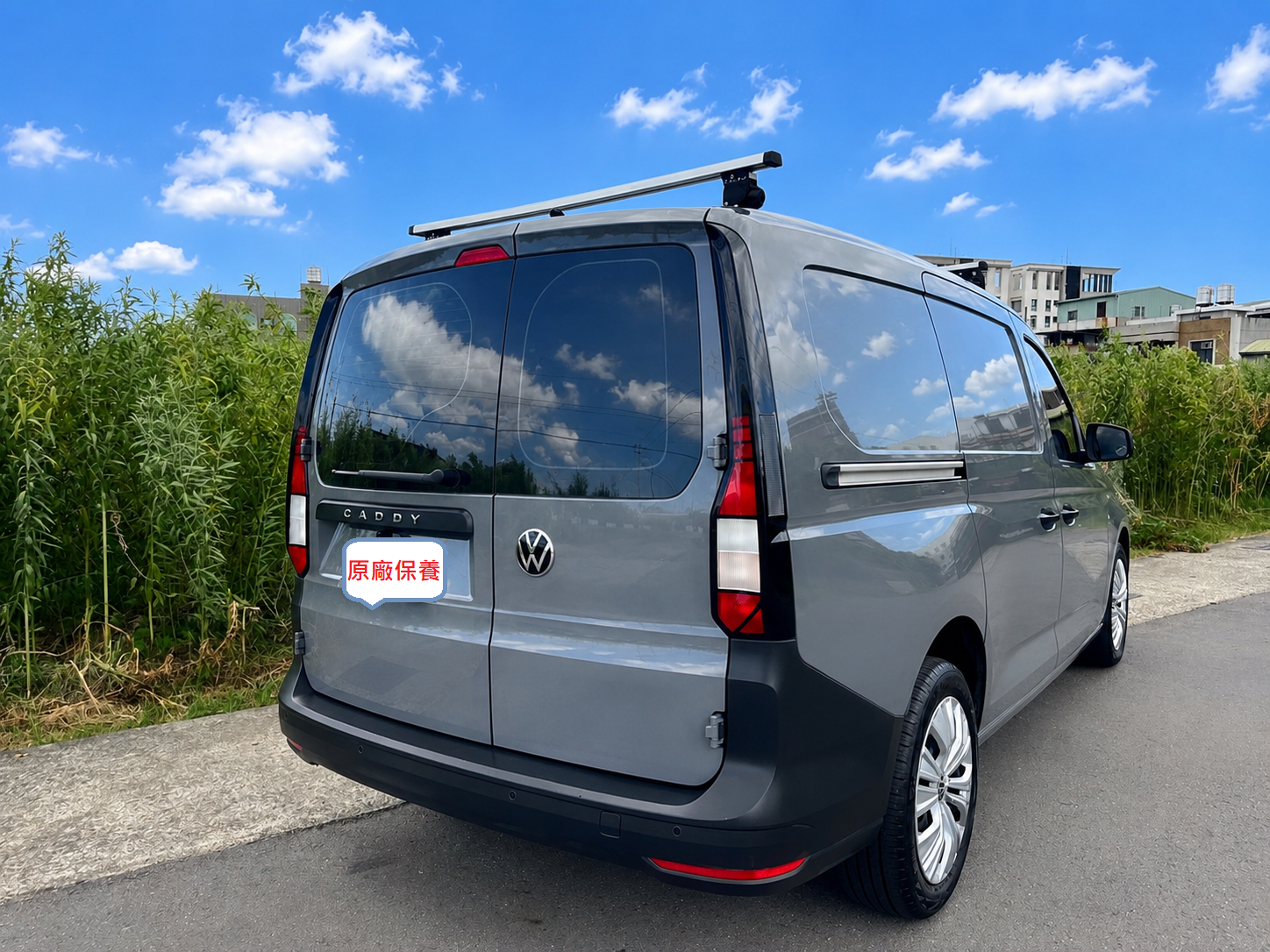 2022年 Volkswagen Caddy Cargo  特制快拆式第三人座椅+超低里程  全程原廠保養~對開式尾門超便利  手排長軸車型~原廠保固中+一手車  最高載重為806kg+設置貨艙固定扣環  第4張相片