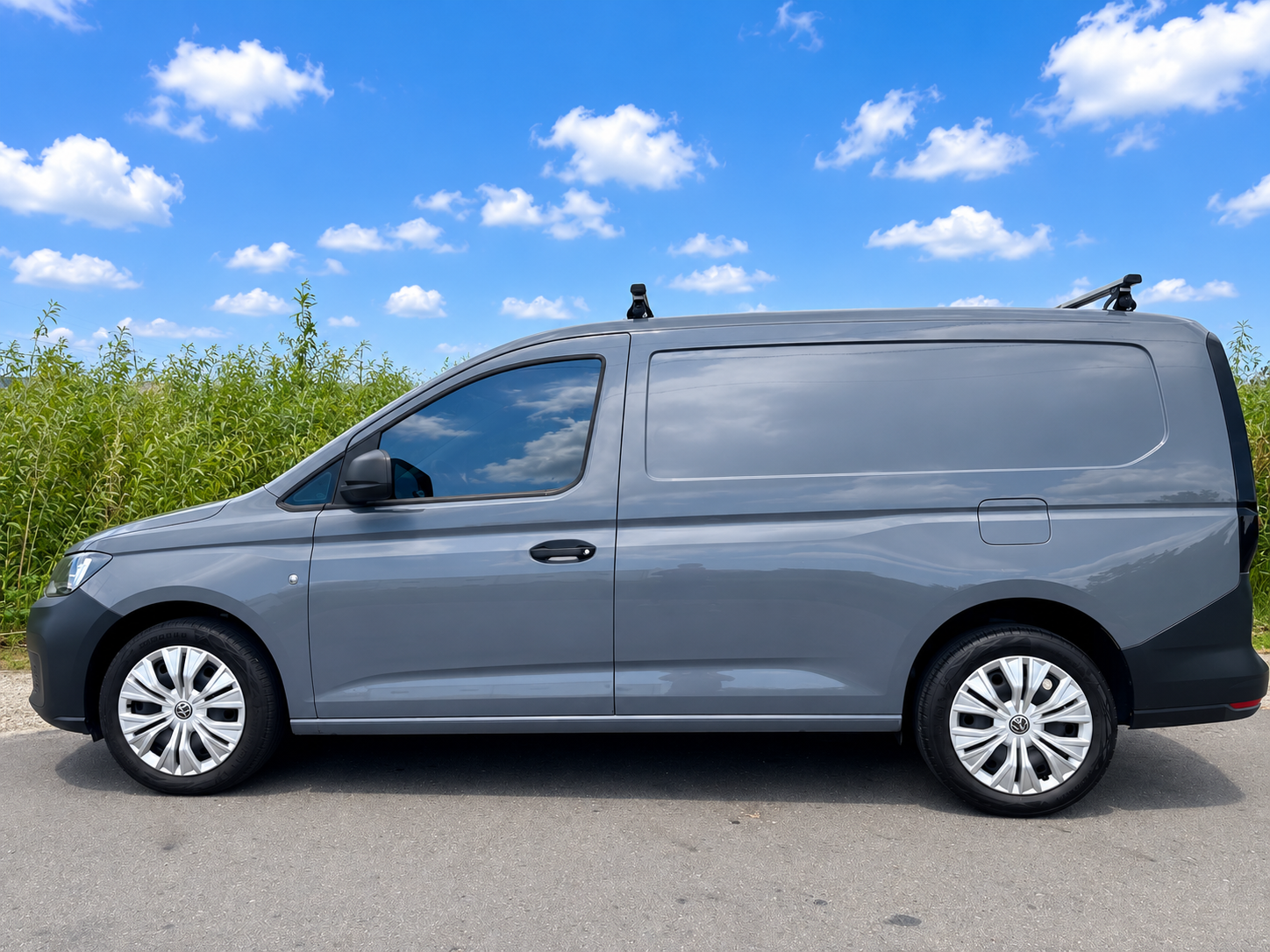 2022年 Volkswagen Caddy Cargo  特制快拆式第三人座椅+超低里程  全程原廠保養~對開式尾門超便利  手排長軸車型~原廠保固中+一手車  最高載重為806kg+設置貨艙固定扣環  第5張相片