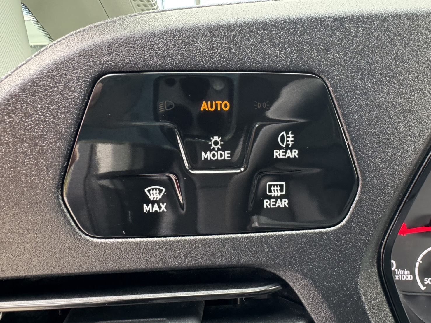 2022年 Volkswagen Caddy Cargo  特制快拆式第三人座椅+超低里程  全程原廠保養~對開式尾門超便利  手排長軸車型~原廠保固中+一手車  最高載重為806kg+設置貨艙固定扣環  第7張相片
