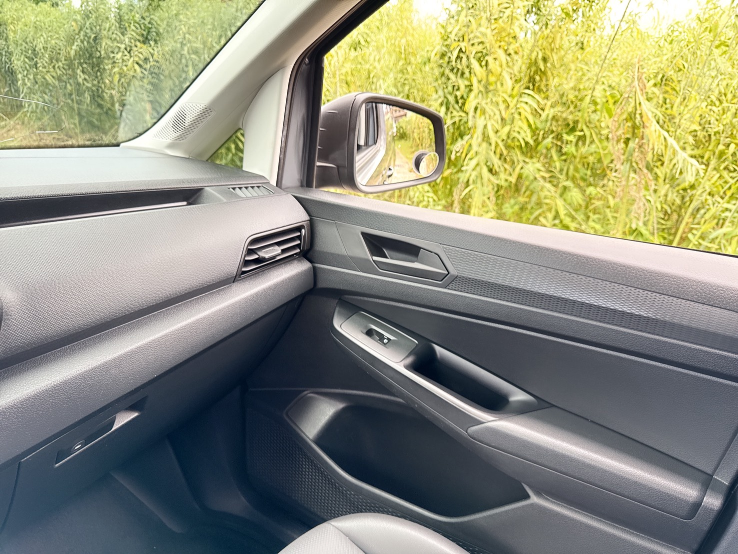 2022年 Volkswagen Caddy Cargo  特制快拆式第三人座椅+超低里程  全程原廠保養~對開式尾門超便利  手排長軸車型~原廠保固中+一手車  最高載重為806kg+設置貨艙固定扣環  第11張相片