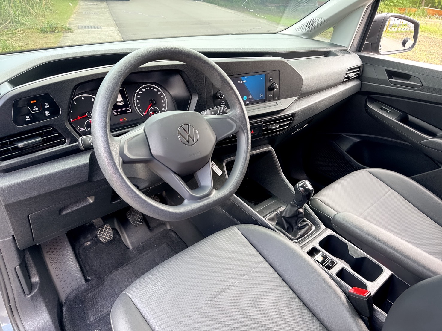 2022年 Volkswagen Caddy Cargo  特制快拆式第三人座椅+超低里程  全程原廠保養~對開式尾門超便利  手排長軸車型~原廠保固中+一手車  最高載重為806kg+設置貨艙固定扣環  第12張相片
