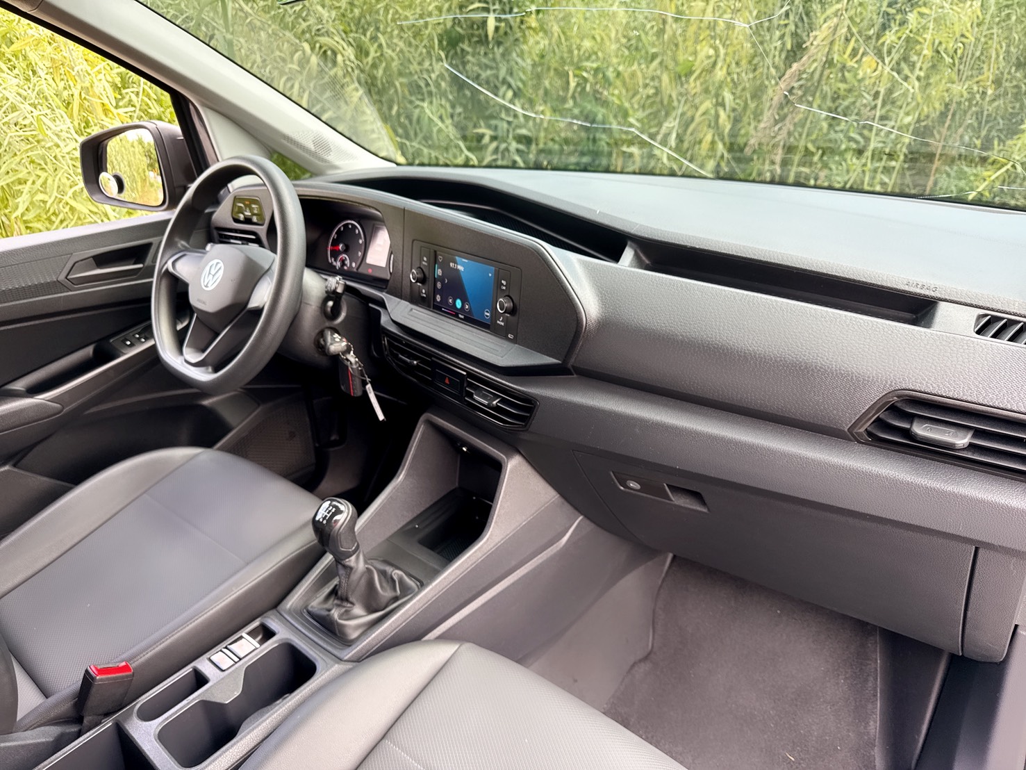 2022年 Volkswagen Caddy Cargo  特制快拆式第三人座椅+超低里程  全程原廠保養~對開式尾門超便利  手排長軸車型~原廠保固中+一手車  最高載重為806kg+設置貨艙固定扣環  第14張相片