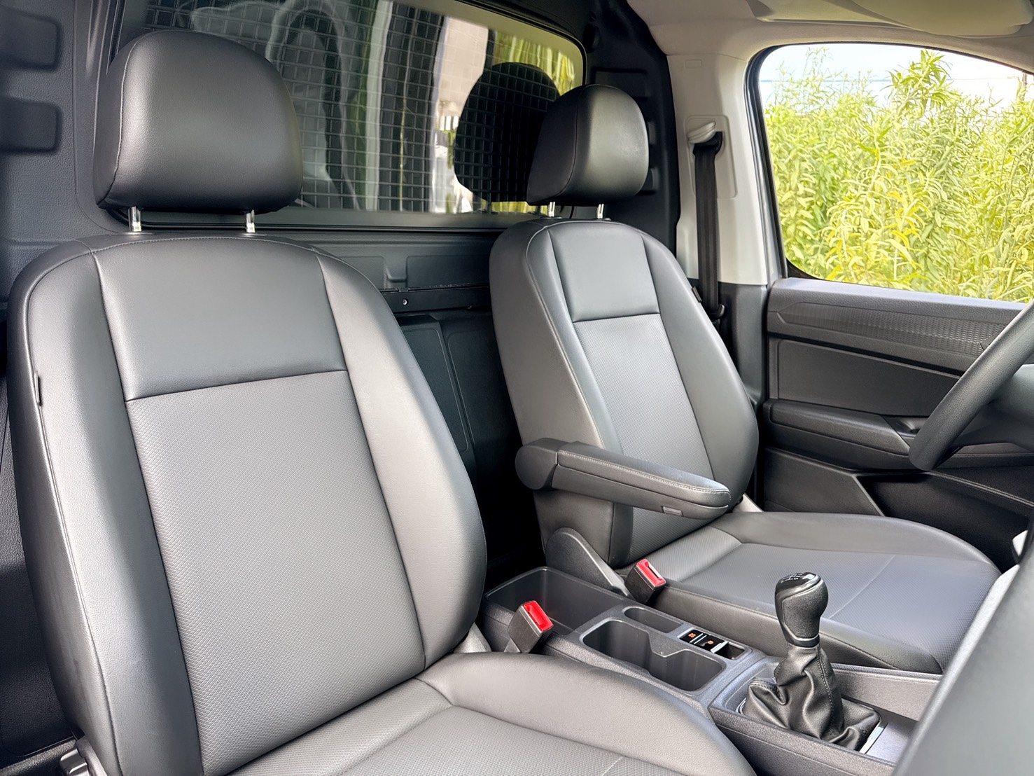 2022年 Volkswagen Caddy Cargo  特制快拆式第三人座椅+超低里程  全程原廠保養~對開式尾門超便利  手排長軸車型~原廠保固中+一手車  最高載重為806kg+設置貨艙固定扣環  第15張相片