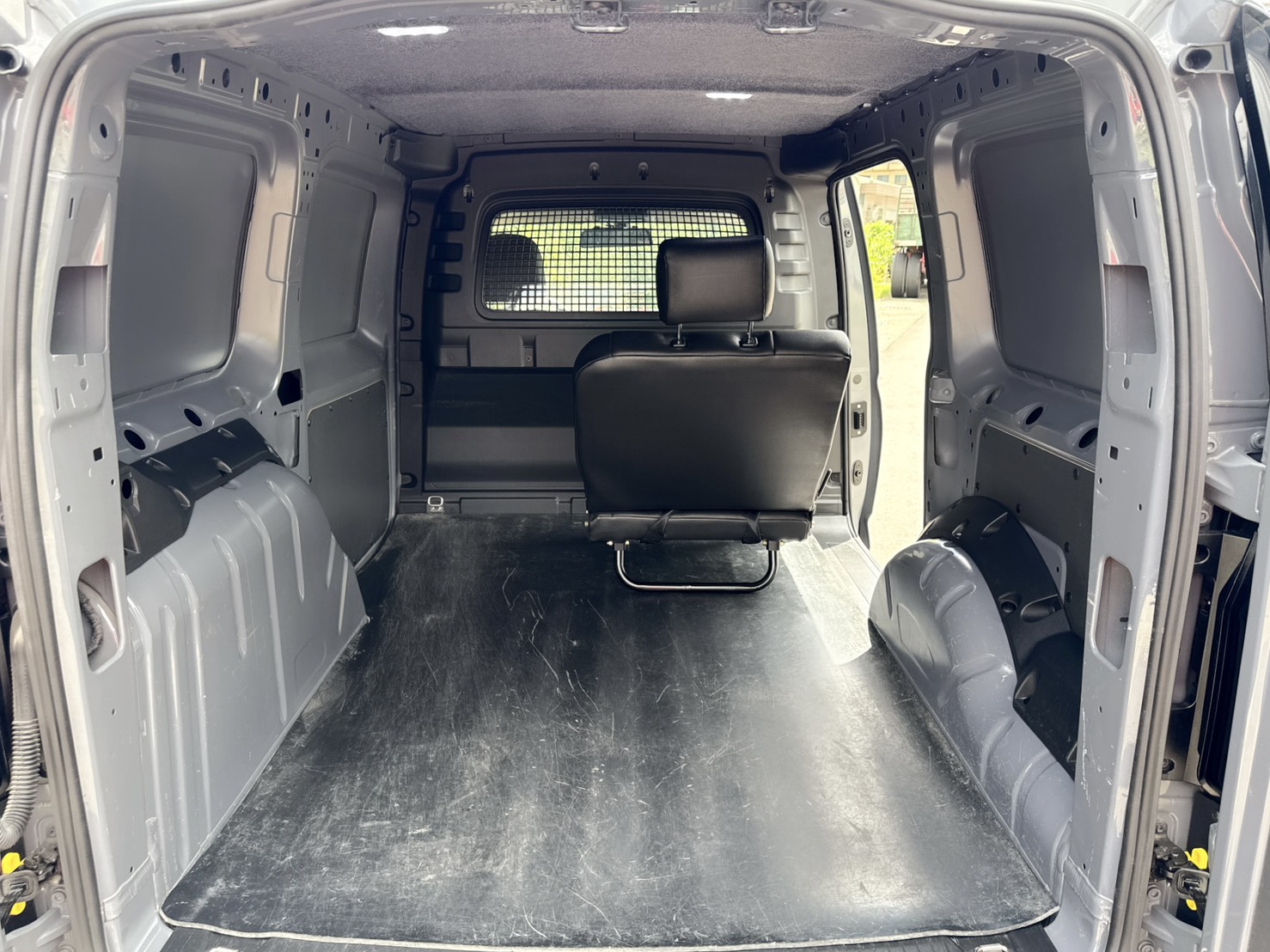 2022年 Volkswagen Caddy Cargo  特制快拆式第三人座椅+超低里程  全程原廠保養~對開式尾門超便利  手排長軸車型~原廠保固中+一手車  最高載重為806kg+設置貨艙固定扣環  第17張相片