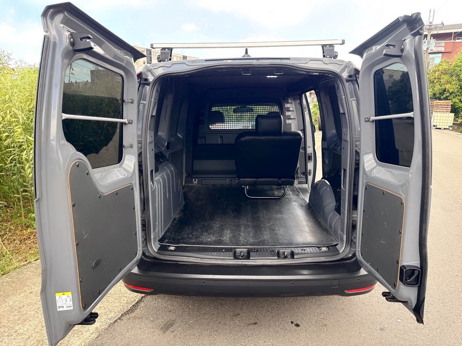 2022年 Volkswagen Caddy Cargo  特制快拆式第三人座椅+超低里程  全程原廠保養~對開式尾門超便利  手排長軸車型~原廠保固中+一手車  最高載重為806kg+設置貨艙固定扣環  第18張相片