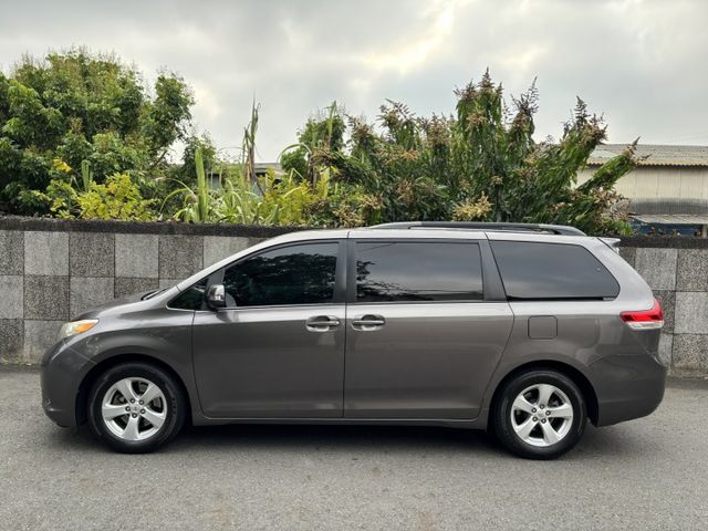 2011 TOYOTA SIENNA 3.5LE 八人座 里程13.9萬英里 原鈑件 認證車‼️  第3張相片