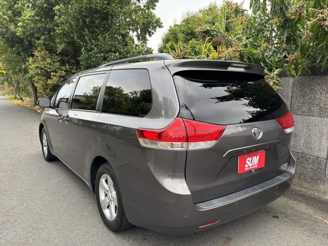 2011 TOYOTA SIENNA 3.5LE 八人座 里程13.9萬英里 原鈑件 認證車‼️  第4張相片