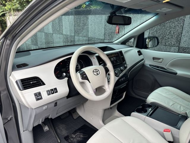 2011 TOYOTA SIENNA 3.5LE 八人座 里程13.9萬英里 原鈑件 認證車‼️  第6張相片