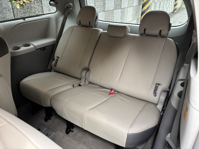 2011 TOYOTA SIENNA 3.5LE 八人座 里程13.9萬英里 原鈑件 認證車‼️  第10張相片