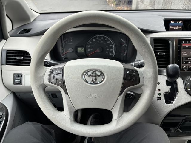 2011 TOYOTA SIENNA 3.5LE 八人座 里程13.9萬英里 原鈑件 認證車‼️  第12張相片