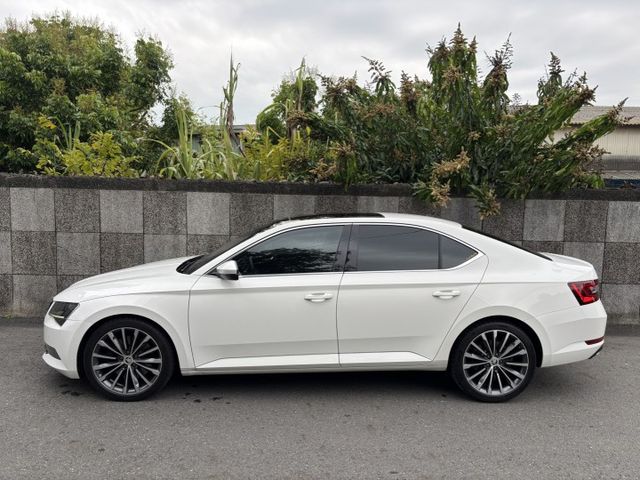 2017 SKODA SUPERB 2.0TSI 4X4 L&K版本 里程15萬公里 原鈑件 認證車‼️280匹馬力  第3張相片