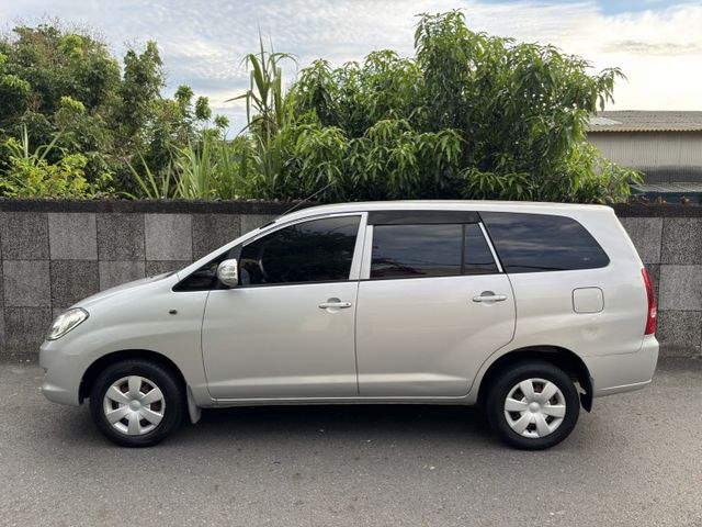 載人載貨兩相宜 省油高妥善率 擺攤跑工地都可以  2012 TOYOTA INNOVA 2.0自排 里程25.9萬公里  第3張相片