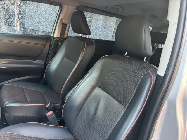 2016 TOYOTA SIENTA 7人座豪華版 里程15.5萬公里 可保固 認證車‼️  免鑰匙 摸門解鎖 原廠導航  第9張相片
