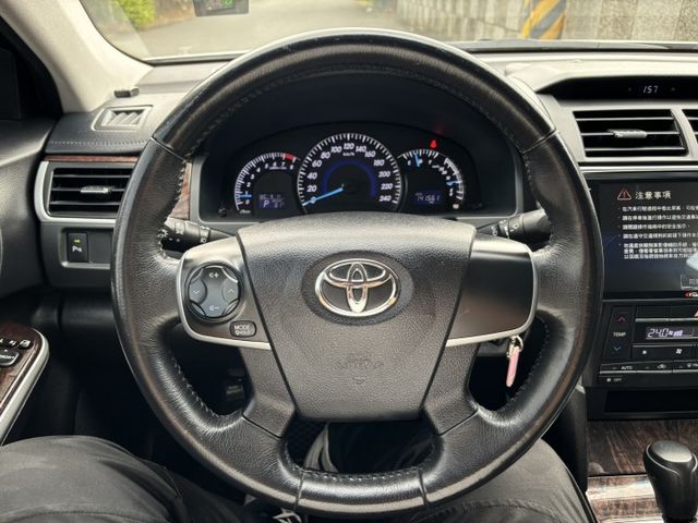 2017 TOYOTA CAMRY 2.0經典版 7.5代 里程14.1萬公里 原鈑件 可保固 認證車‼️  HID頭燈  第11張相片