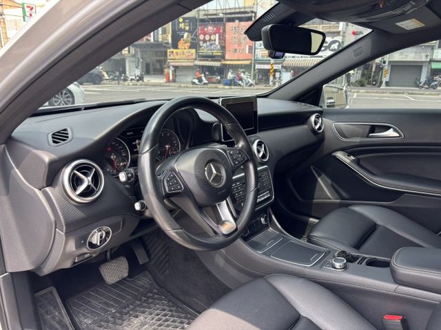 2015/16 BENZ A180 小改款 里程15.9萬公里 認證車‼️  LED頭燈 LED尾燈 免鑰匙 換檔撥片  第4張相片