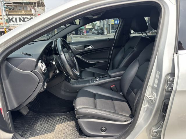 2015/16 BENZ A180 小改款 里程15.9萬公里 認證車‼️  LED頭燈 LED尾燈 免鑰匙 換檔撥片  第5張相片