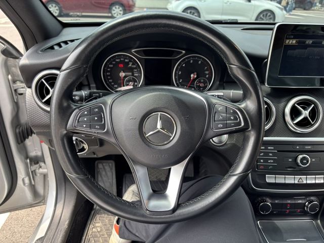 2015/16 BENZ A180 小改款 里程15.9萬公里 認證車‼️  LED頭燈 LED尾燈 免鑰匙 換檔撥片  第8張相片