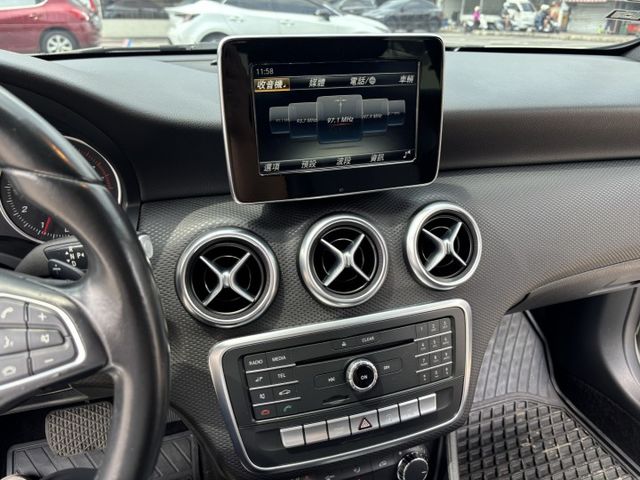 2015/16 BENZ A180 小改款 里程15.9萬公里 認證車‼️  LED頭燈 LED尾燈 免鑰匙 換檔撥片  第10張相片