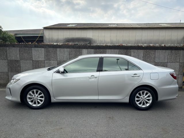 2017 TOYOTA CAMRY 2.0經典版 7.5代 里程14.1萬公里 原鈑件 可保固 認證車‼️  HID頭燈  第3張相片