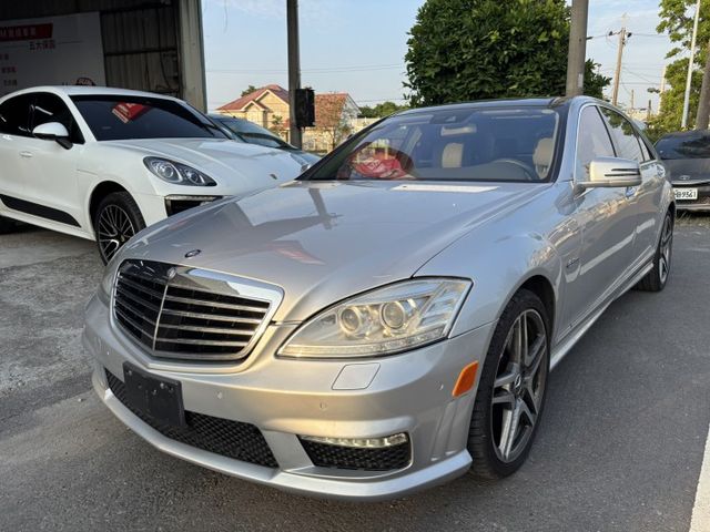 整備中  2010 BENZ S63 6.3美規 里程22.7萬公里 原鈑件 可認證‼️ 去年年底前剛在原廠保養 車況優  第1張相片