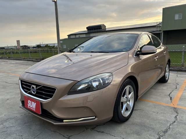 瑞典小坦克 只要17.8萬守護你的安全  2013 VOLVO V40 T4 旗艦版 里程15.4萬公里 原鈑件 可認證  第1張相片