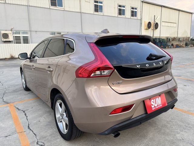 瑞典小坦克 只要17.8萬守護你的安全  2013 VOLVO V40 T4 旗艦版 里程15.4萬公里 原鈑件 可認證  第4張相片