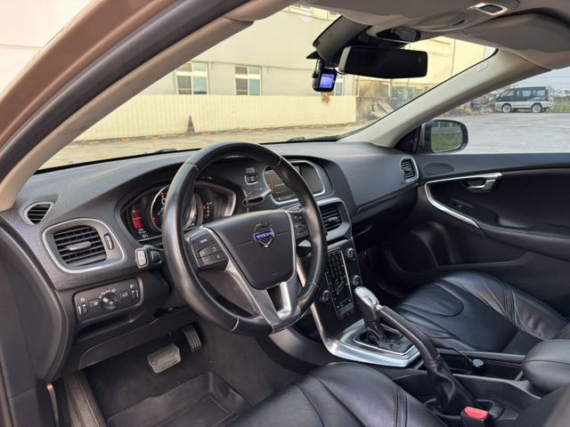 瑞典小坦克 只要17.8萬守護你的安全  2013 VOLVO V40 T4 旗艦版 里程15.4萬公里 原鈑件 可認證  第8張相片