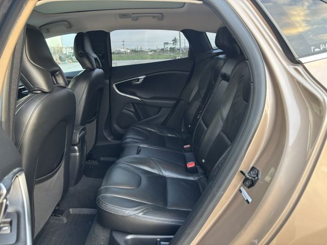 瑞典小坦克 只要17.8萬守護你的安全  2013 VOLVO V40 T4 旗艦版 里程15.4萬公里 原鈑件 可認證  第11張相片