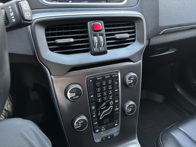 瑞典小坦克 只要17.8萬守護你的安全  2013 VOLVO V40 T4 旗艦版 里程15.4萬公里 原鈑件 可認證  第17張相片